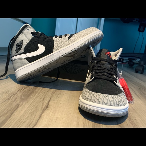 Elephant print jordan one mid (new never used) price - around 215 negotiable - Picture 2 of 4